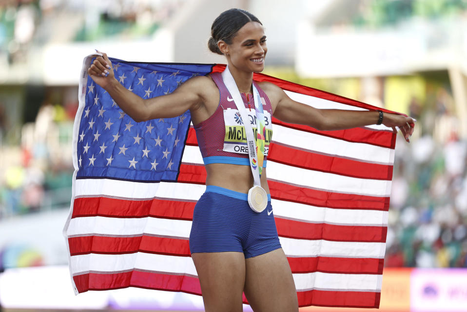 Sydney McLaughlin poseeraa kultamitali kaulassa.