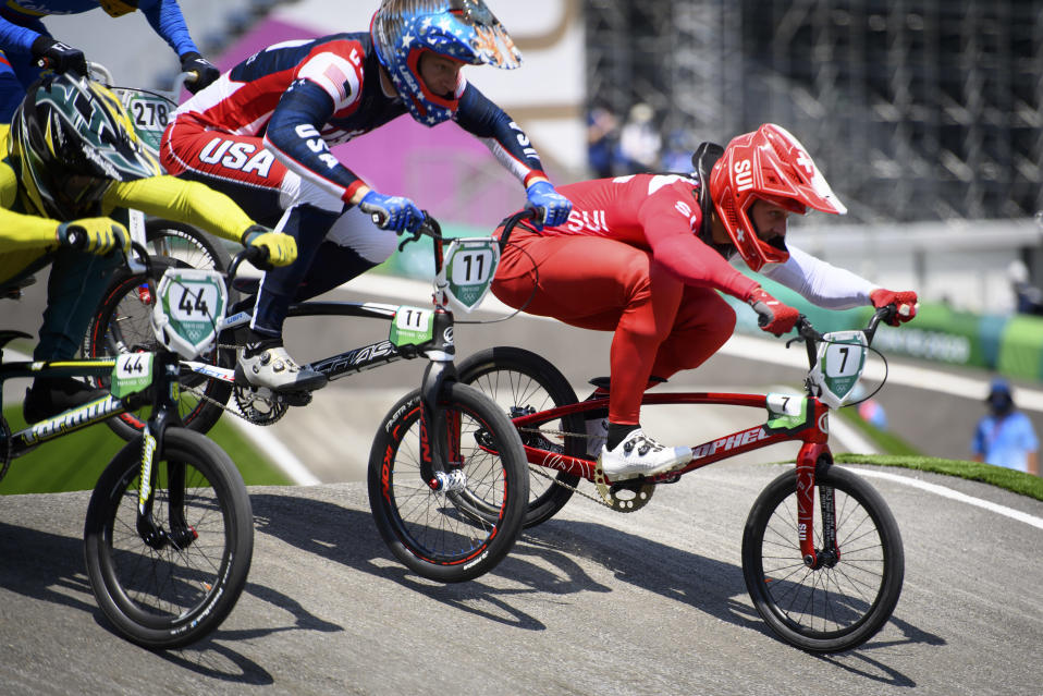 Sveitsin David Graf (oik.) kisaa Yhdysvaltojen Connor Fields (keskellä) ja Australian Anthony Deanin kanssa pyöräilyn BMX:n puolivälierissä Tokion olympialaisissa.