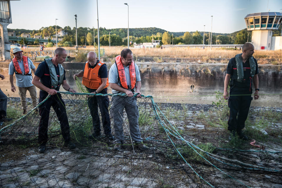 Pelastusjoukot virittävät pelastusoperaatiota varten verkkoa Seine joen rannalla.