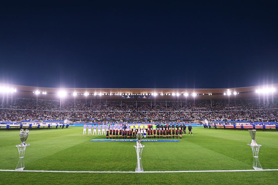 Helsingin Olympiastadionilla pelattiin ensimmäistä kertaa jalkapallon Super Cup.