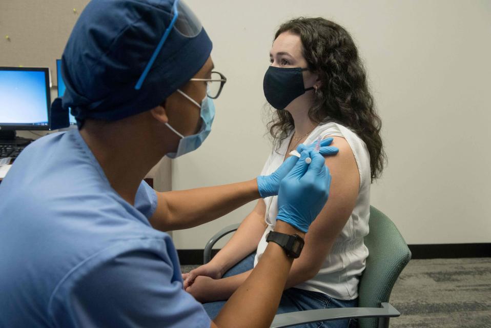 Kvinna injiceras med Modernas coronavaccin i försökssyfte i augusti 2020 i Michigan, USA.