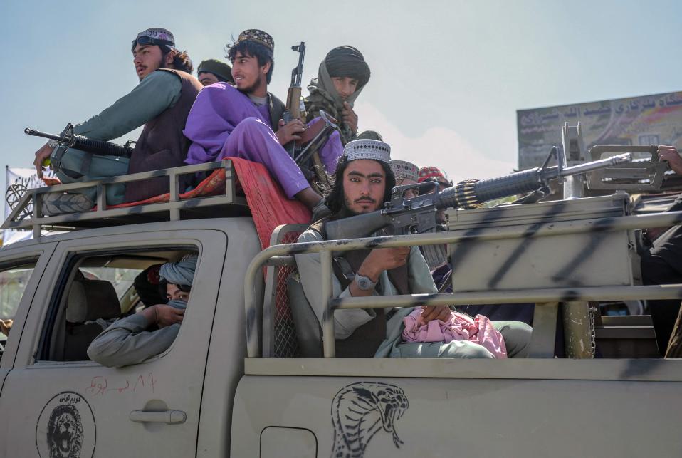 Taliban-sotilaita aseiden kanssa autossa.