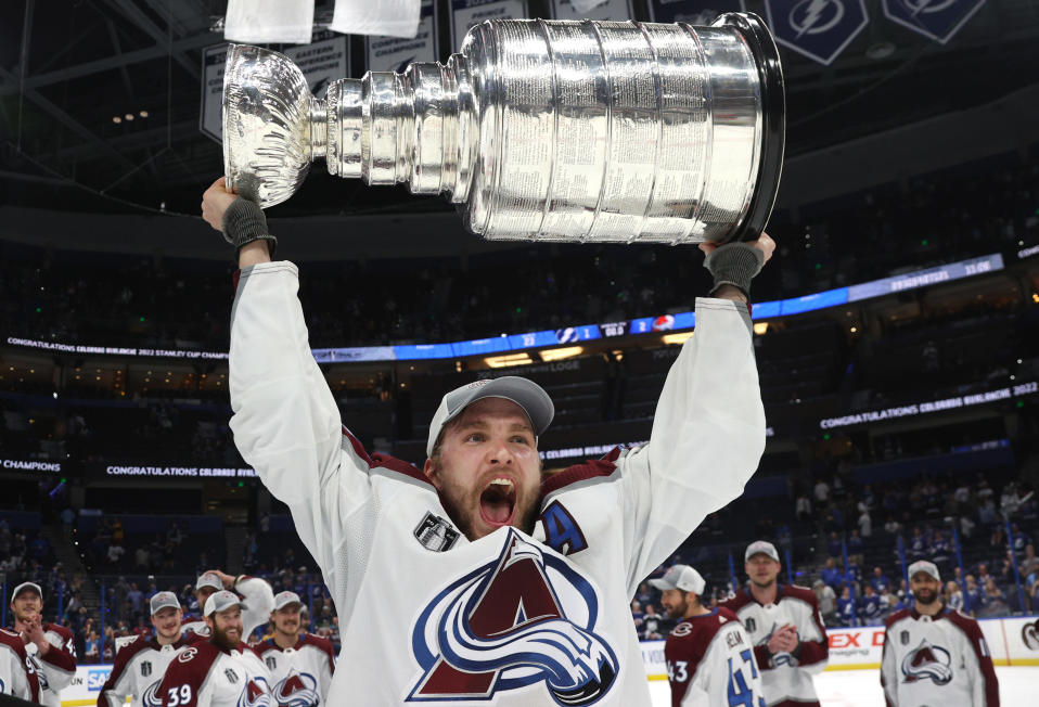 Mikko Rantanen Stanley Cup käsissään.