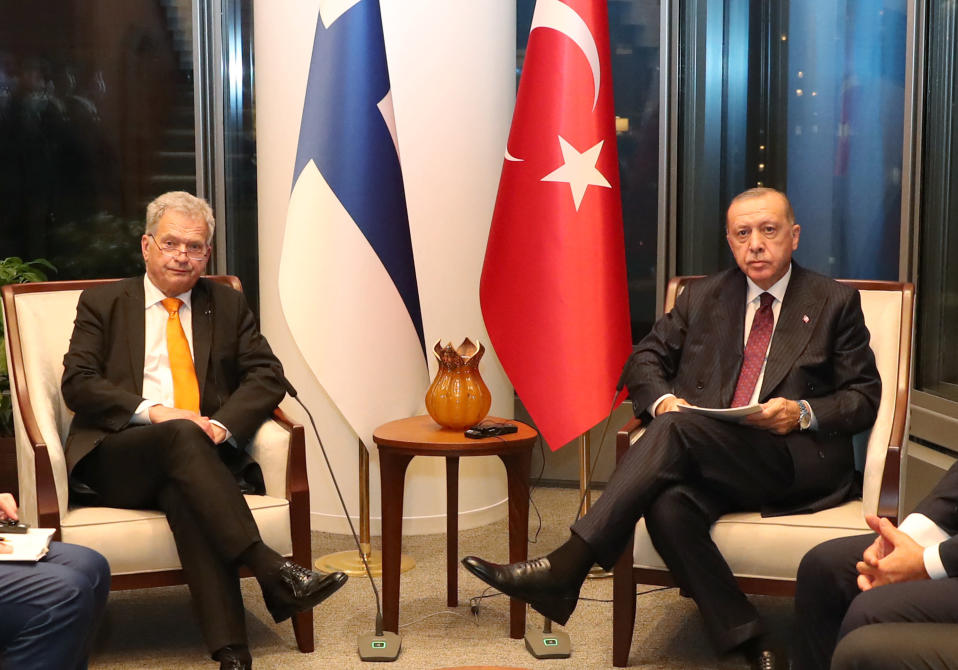 Tasavallan presidentti Sauli Niinistö ja Turkin presidentti Recep Tayyip Erdogan istuvat vierekkäin maiden liput taustalla tavatessaan New Yorkissa syyskuussa 2021.
