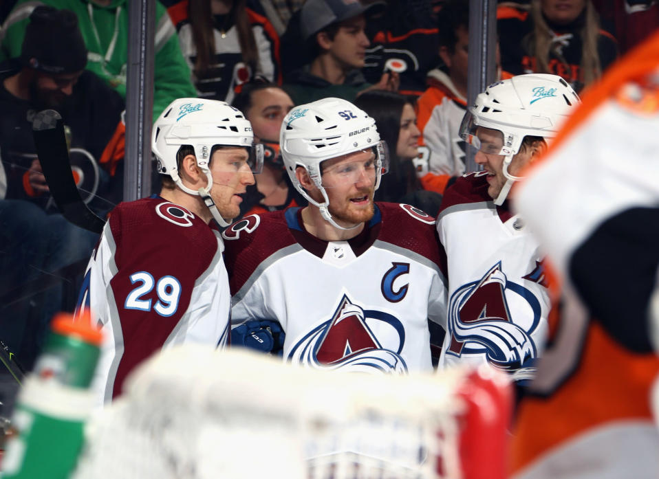 Nathan MacKinnon, Gabriel Landeskog ja Mikko Rantanen Coloradon jääkiekko-ottelussa.