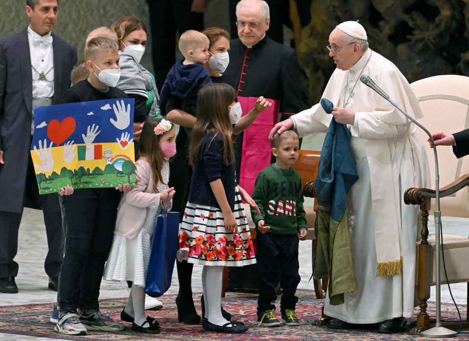 Paavi Franciscus ukrainalaisten pakolaisten kanssa Vatikaanissa. 