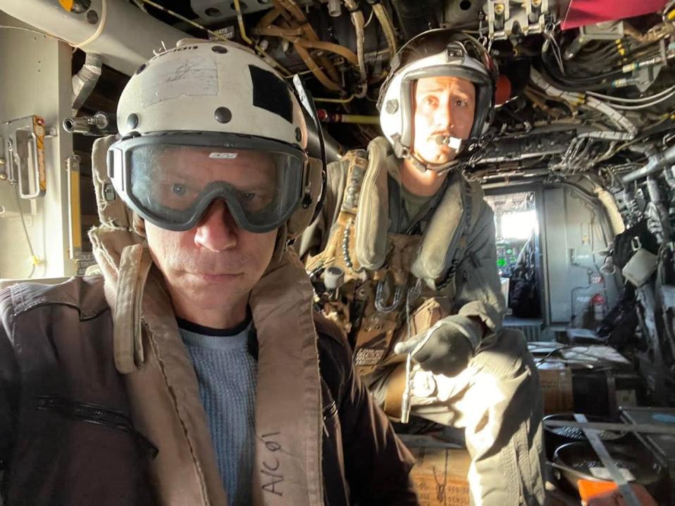 Yhdysvaltain kuljetuslentokone Osprey valmiina nousuun Ylen Nato-toimittaja kyydissään.