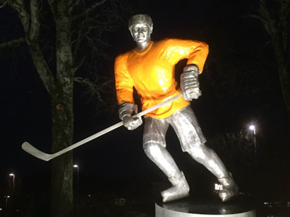 Erkki Laineen näköisptsas Lahden jäähallin edustalla.