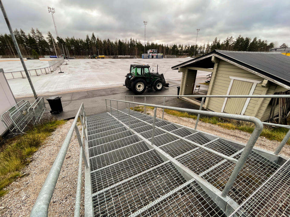 Lappeenrannan kisapuiston tekojäärataa on aloitettu jäädyttämään edellisenä yönä. Kentällä pieni jääkerros.