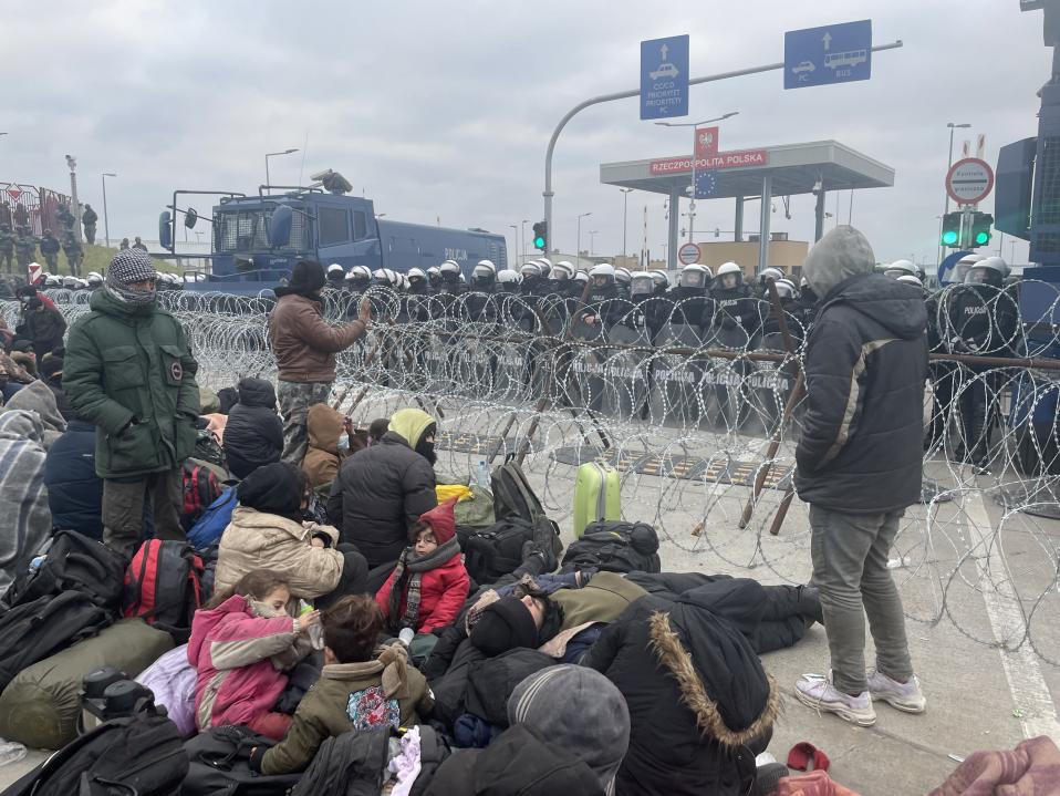 Siirtolaiset Valko-Venäjän ja Puolan rajalla, Valko-Venäjän puolella rajaa maanantaina