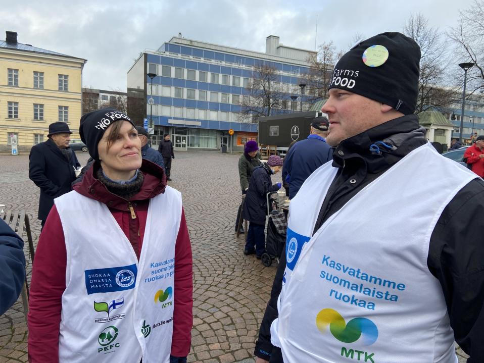 Hämeenlinnan torilla mielenilmaustapahtumassa MTK Hämeen toiminnanjohtaja Päivi Rönni ja hauholainen viljelijä Olli Cavén.