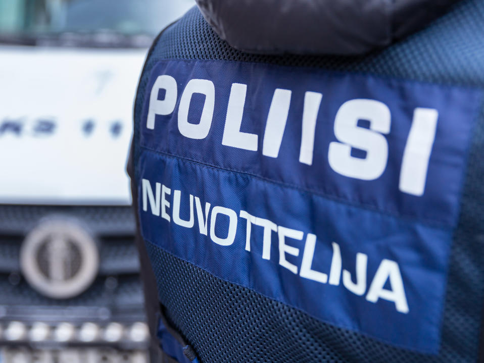 Poliisin liivit jossa lukee: Poliisi, Neuvottelija.