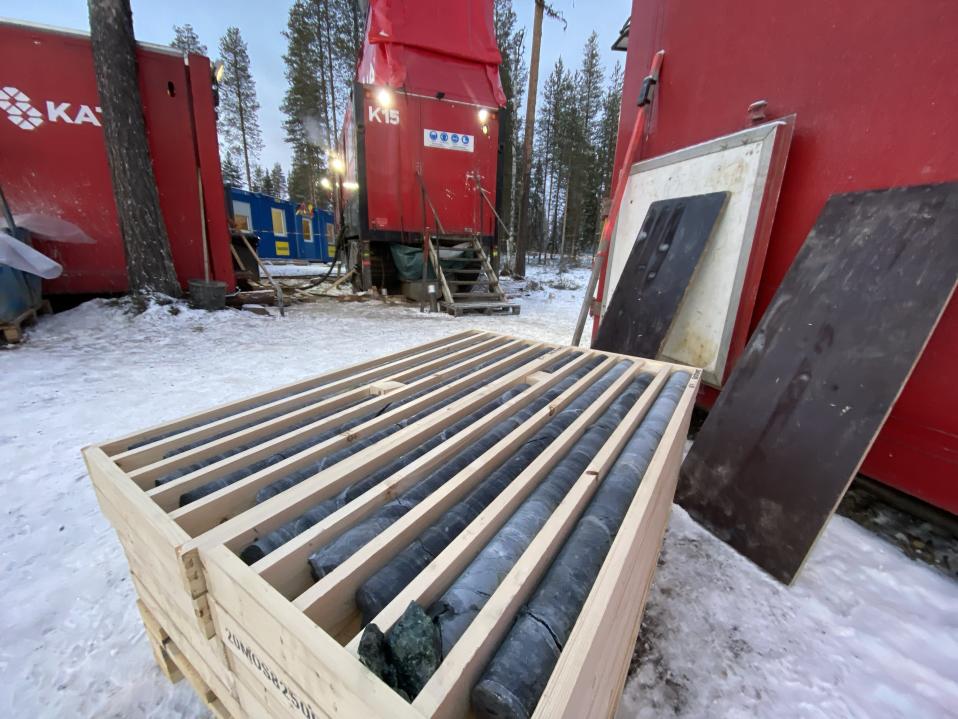 Kairasydämiä juuri kallioperän syvyyksistä nostettuja kairauskoneen edustalla Sodankylässä