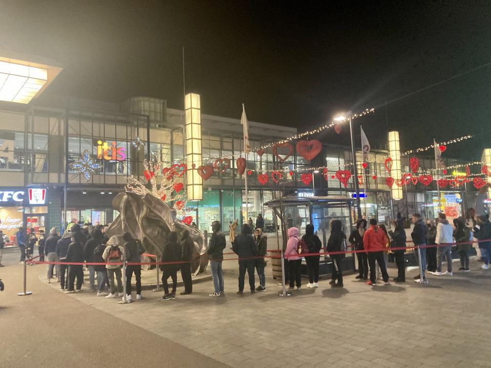 Ihmisiä jonottamassa Helsingin Itäkeskuksessa Tallinnanaukiolla KFC-ravintolaan.