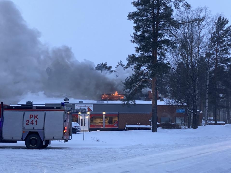 Tulipalon lieskat lyövät suksivoideyhtiön katolta ylöspäin. 