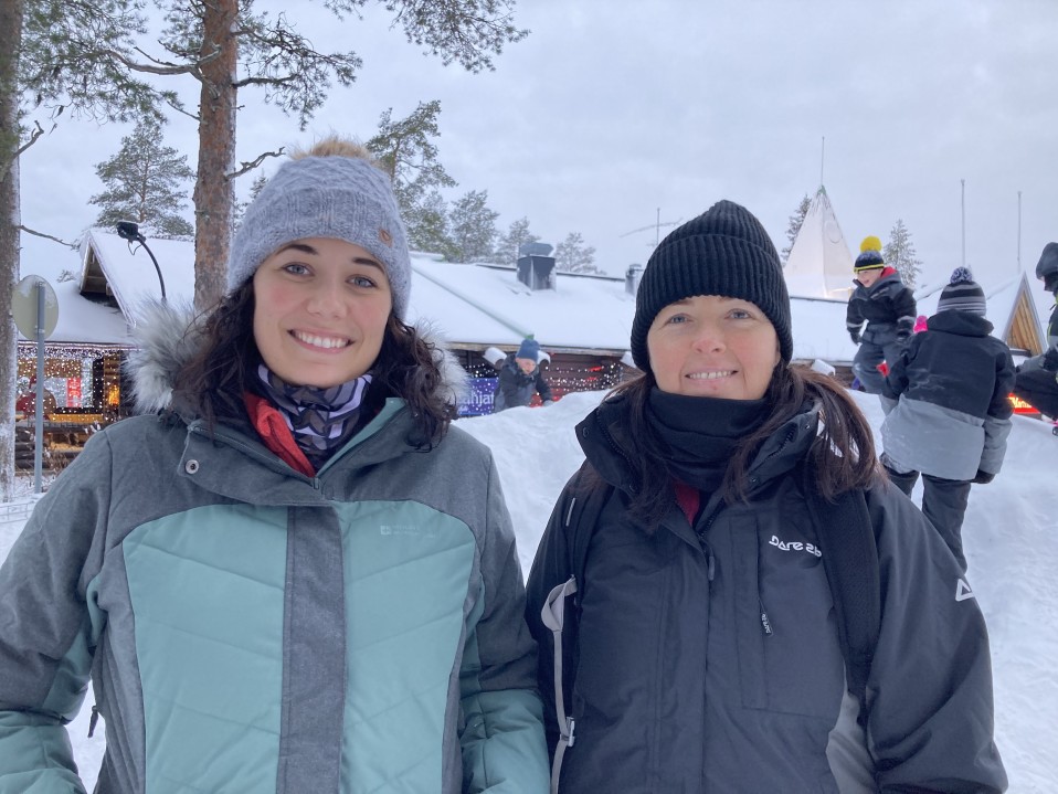 Englantilaiset Vi (vas.) ja Louise(oik.) ovat saapuneet lomanviettoon Lappiin. Matka on mennyt hyvin ja he olivat ihastuneet Joulupukin pajakylään. Heitä huoletti uutta virusmuunnosta enemmän se, että heidän kauan odotettu matkansa peruuntuisi. Louise lisää, että ovat molemmat kahdesti rokotettuja ja käyttävät tarpeen tullen maskia, joten he uskovat olevansa turvallisilla vesillä. Hän kertoo tuntevansa ihmisiä, jotka ovat jo peruneet myöhemmälle talveen sijoittuvia lomiaan, mutta ei usko brittien matkailun pysähtyvän kokonaan.