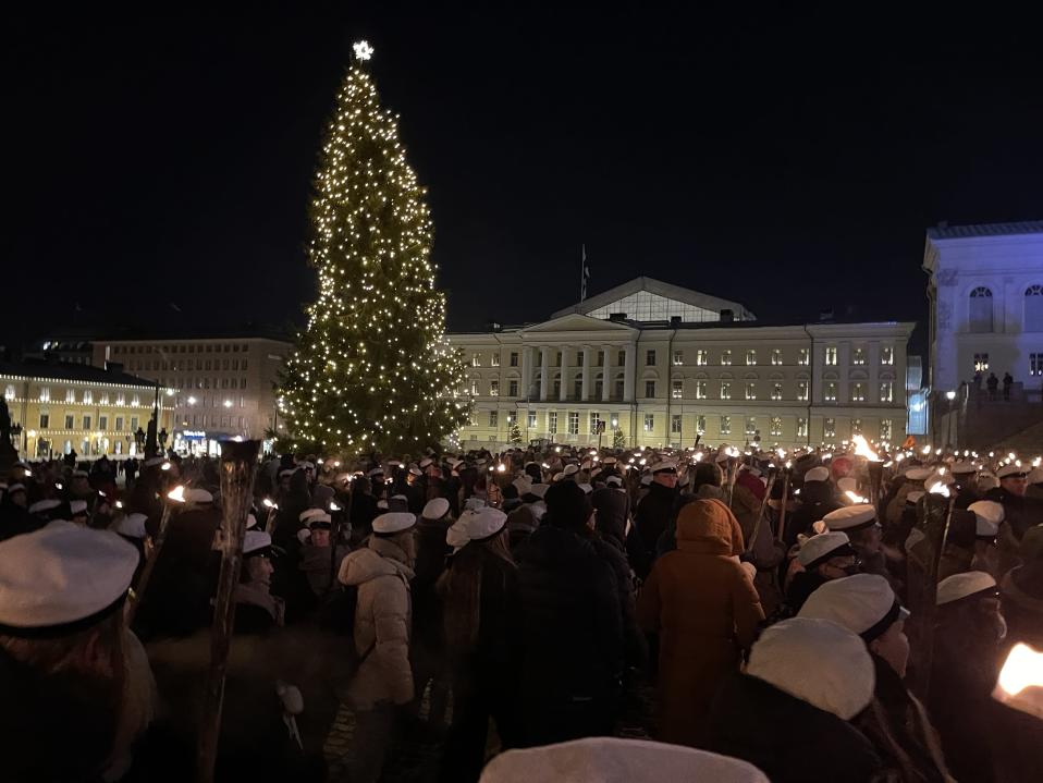 Människor samlade på Senatstorget i Helsingfors.