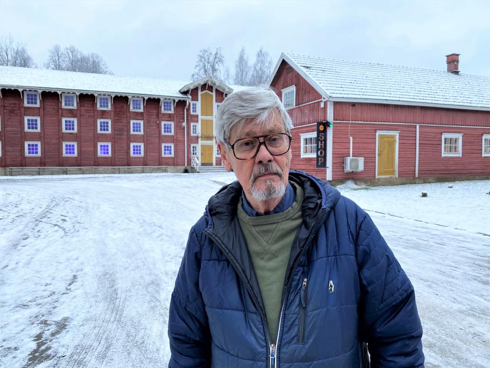 Nuutajärven lasikylän kulttuurisäätiön vaikuttaja ja uuden Nuutajärvi Pruuki Oy:n hallituksen jäsen Antero Tammisto Taustalla Lasimakasiini ja Nuutajärven galleria osuuskunnan myymälä talvisessa säässä joulukuussa 2021 Nuutajärven lasikylässä.