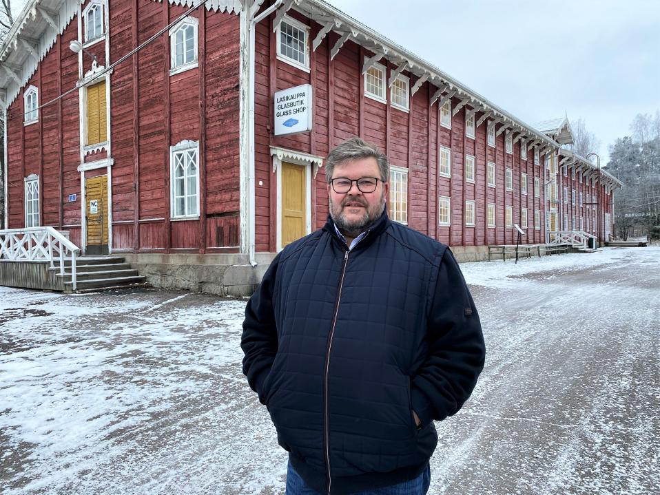 Nuutajärven lasikylän kiinteistön uusi omistaja (Olderman Oy) ja uuden Nuutajärvi Pruuki Oy:n hallituksen puheenjohtaja Ari Salmi Taustalla Lasimakasiini ja Nuutajärven galleria osuuskunnan myymälä talvisessa säässä joulukuussa 2021 Nuutajärven lasikylässä.