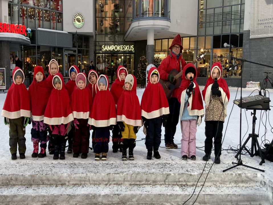 Asemapäällikön päiväkodin lapset lauloivat pikkuisista tontuista, joiden tossut olivat jalassa väärinpäin. 