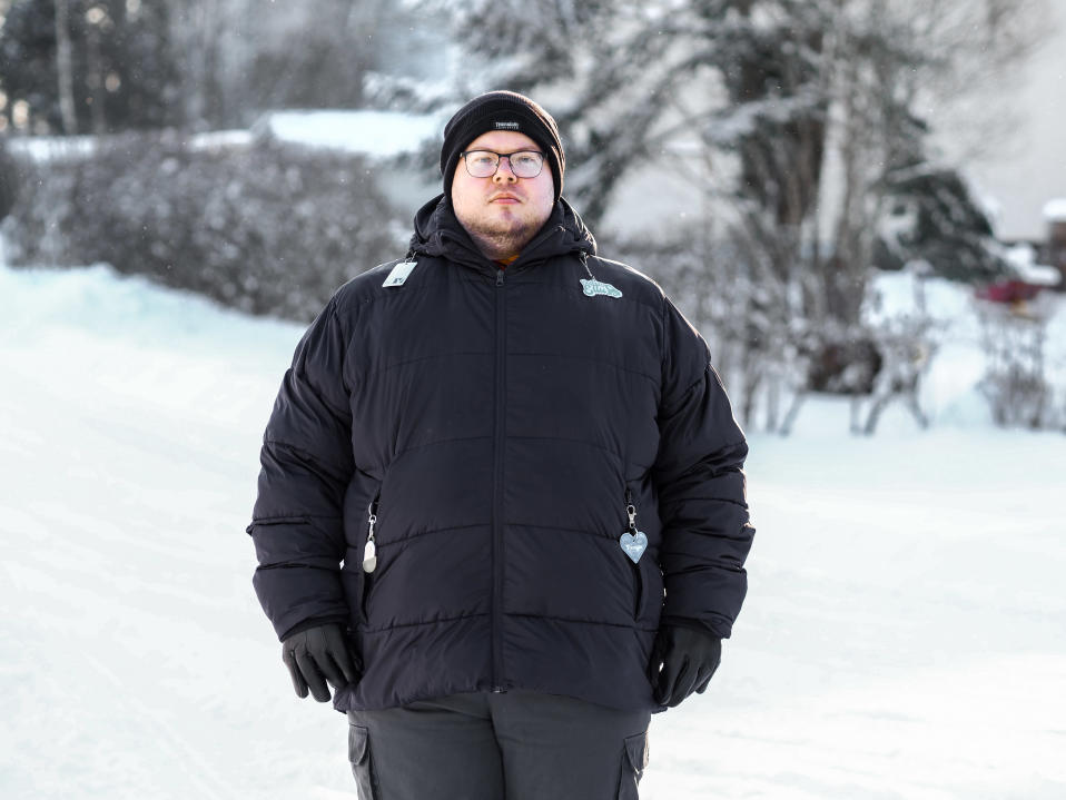 Pertti Närväinen seisoo pihalla ja katsoo suoraan kameraan.