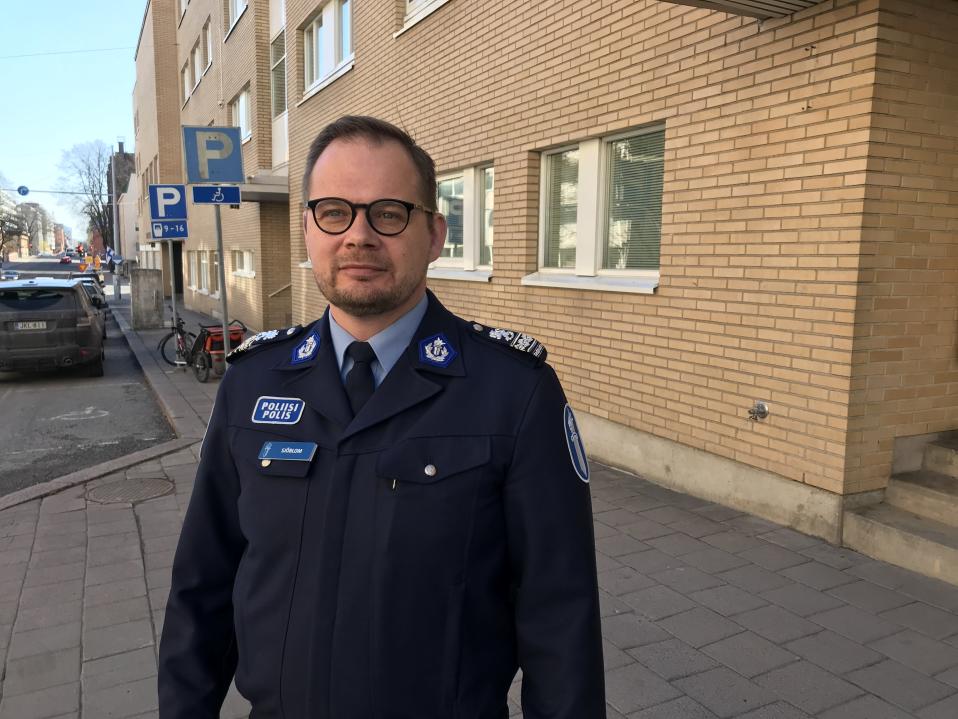 Ylikomisario Toni Sjöblom seisoo kadulla Turun pääpoliisiaseman edustalla. 