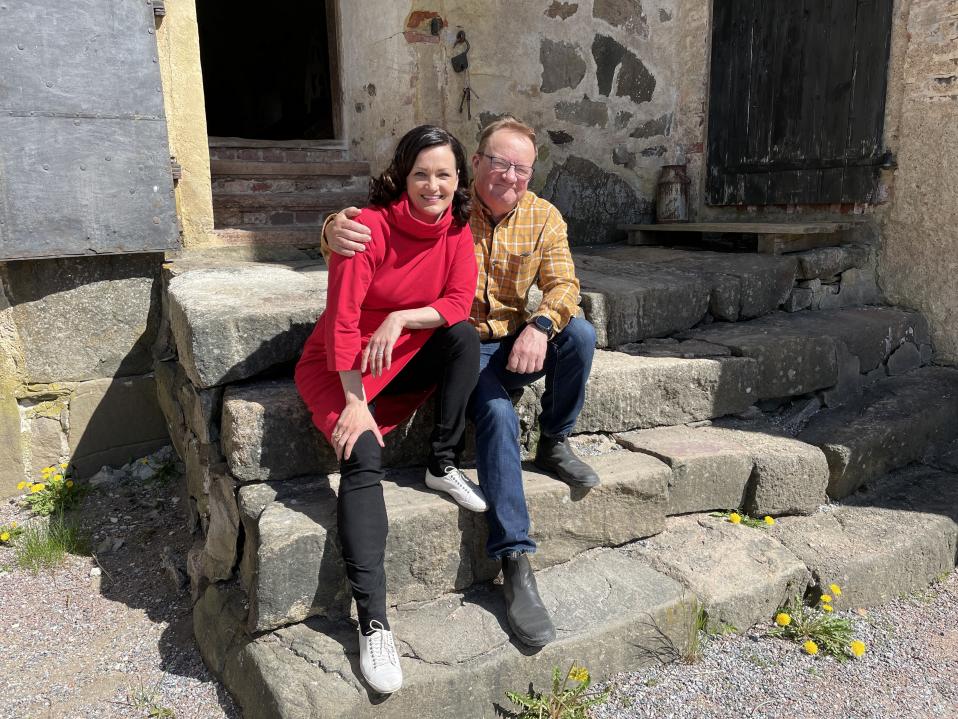 Qvidjan kartanon omistajat Saara Kankaanrinta ja Ilkka Herlin Qvidjan linnan rappusilla