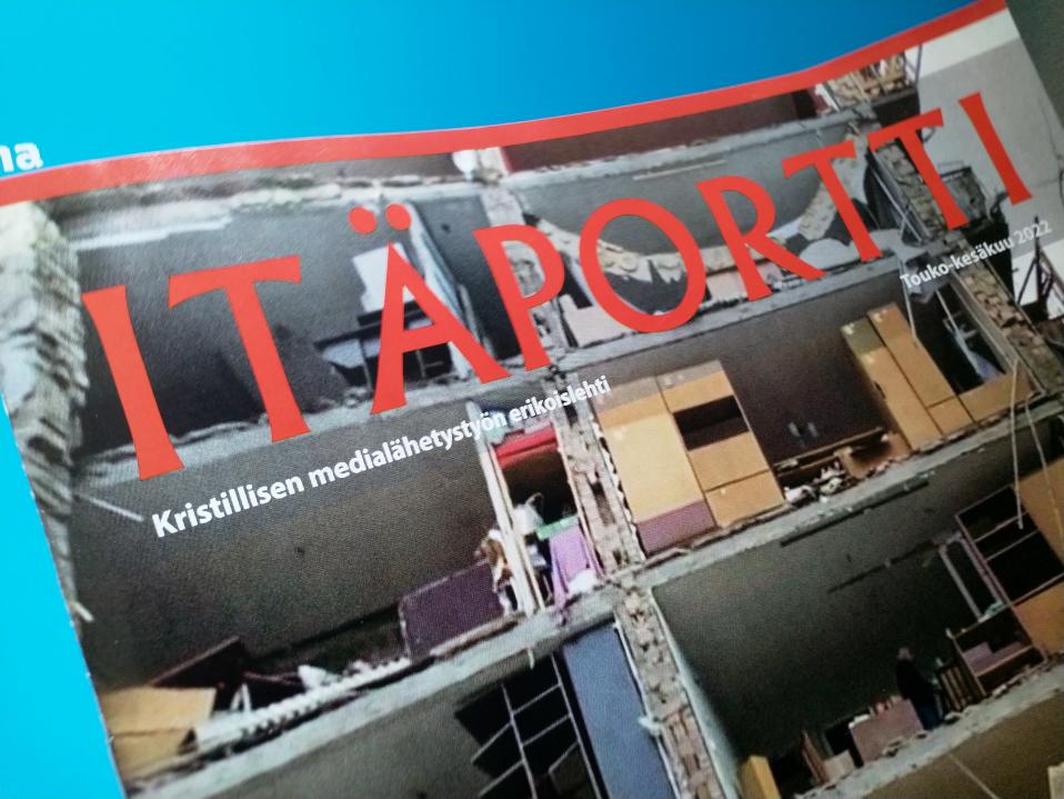 Itäportti -lehden touko-kesäkuun 2022 kansi, jossa sotatoimissa vahingoittunut kerrostalo.