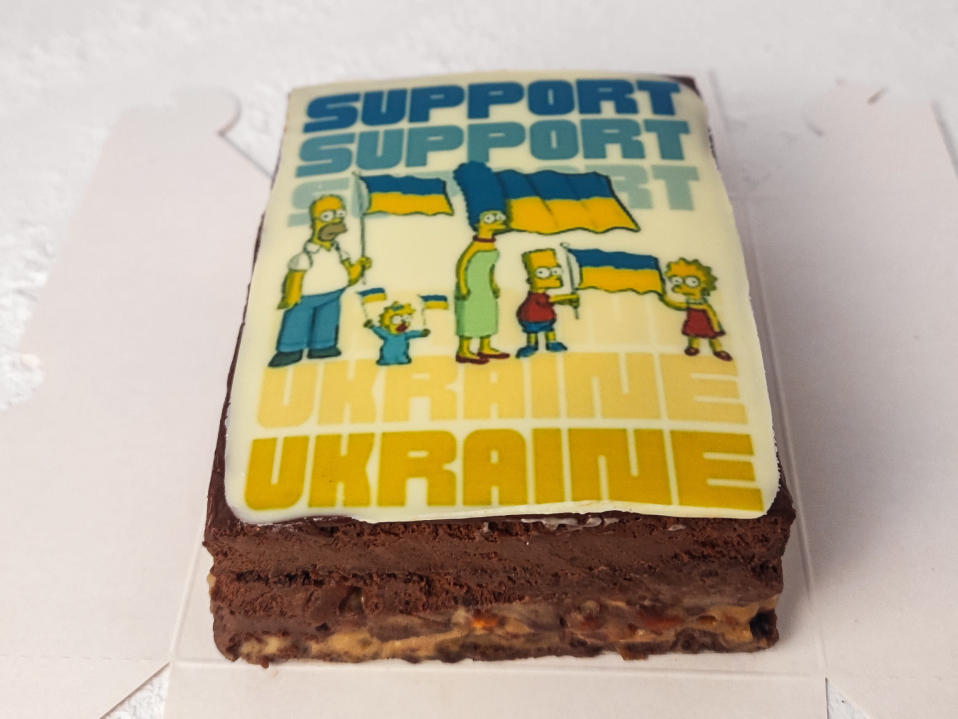 Simpsonit liputtavat Ukrainan puolesta kakun koristeena