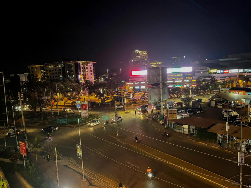 Öinen kuva Kenian pääkaupungista Nairobista, autoja ja jalankulkijoita liikenneympyrässä, kuva otettu ylhäältä 