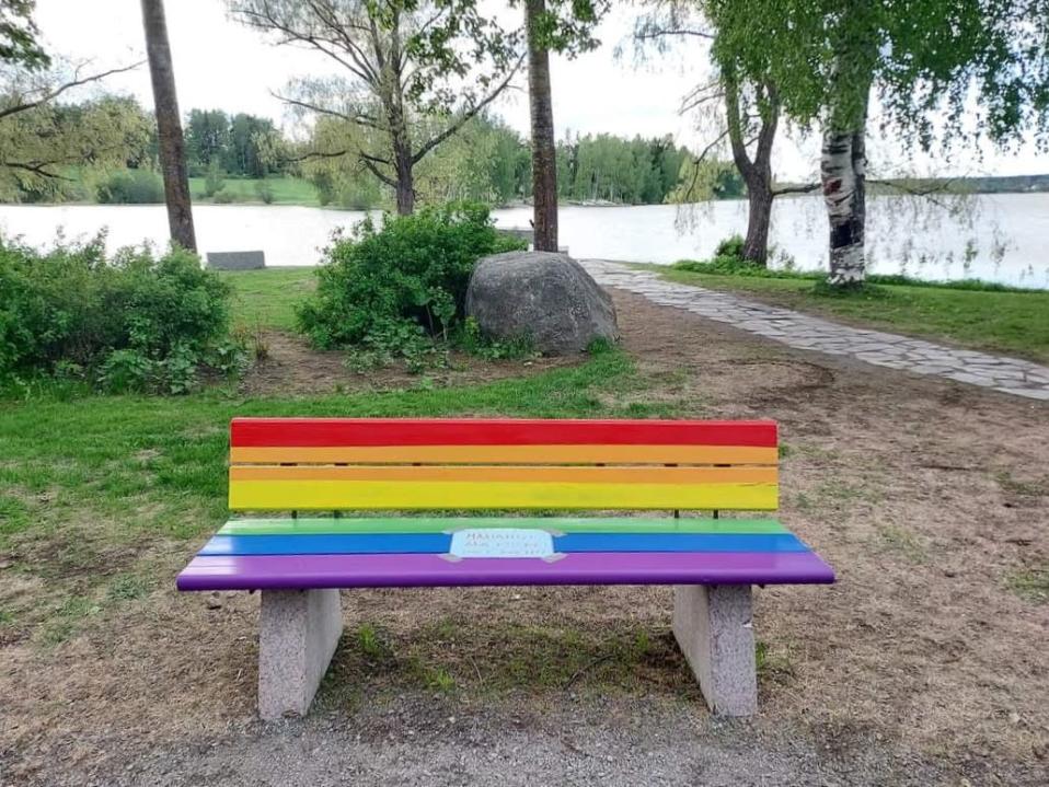 Papier: Vandalen fackeln die regenbogenfarbene Pride-Bank in Pirkanmaa ab