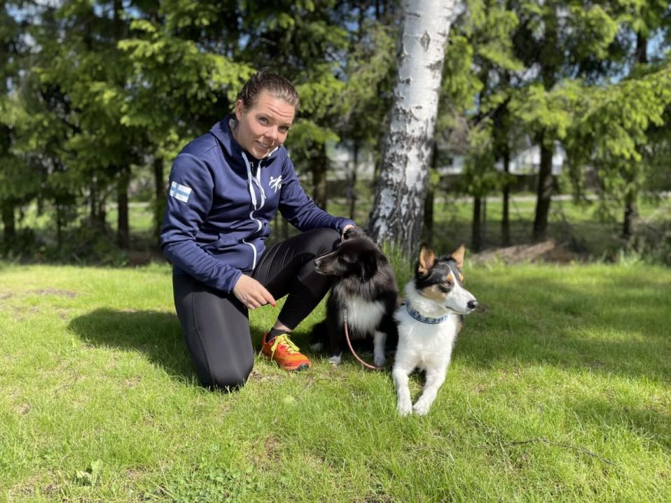 Agilityohjaaja Iida Vakkuri ja kaksi koiraa. 