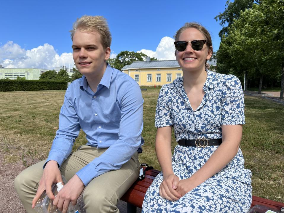 Sebastian Lardot ja Johanna Laine Viikissä kounastauollaan istumassa puiston penkillä.