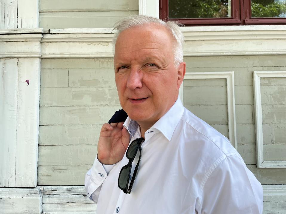 Suomen Pankin pääjohtaja Olli Rehn kuvattuna Sodan ja rauhankeskus Muistin kahvilan takana Mikkelissä.