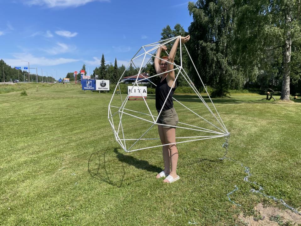 Taiteilija Mimosa Pale teoksensa Timantti kanssa Kineettisen Taiteen talon pihamaalla.