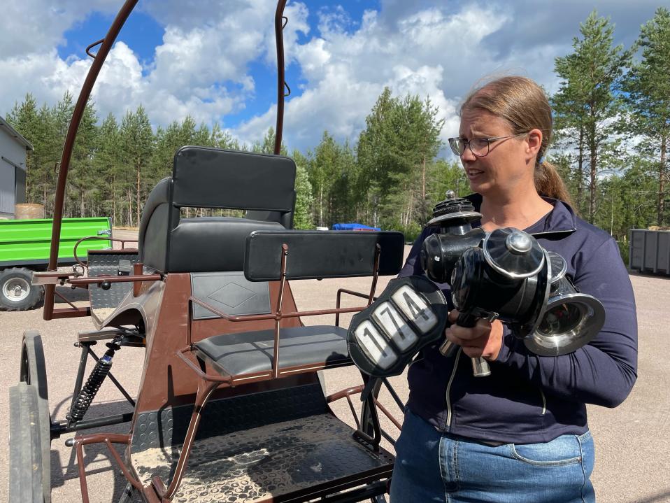 Talvikki Järvinen vaunujensa kanssa.