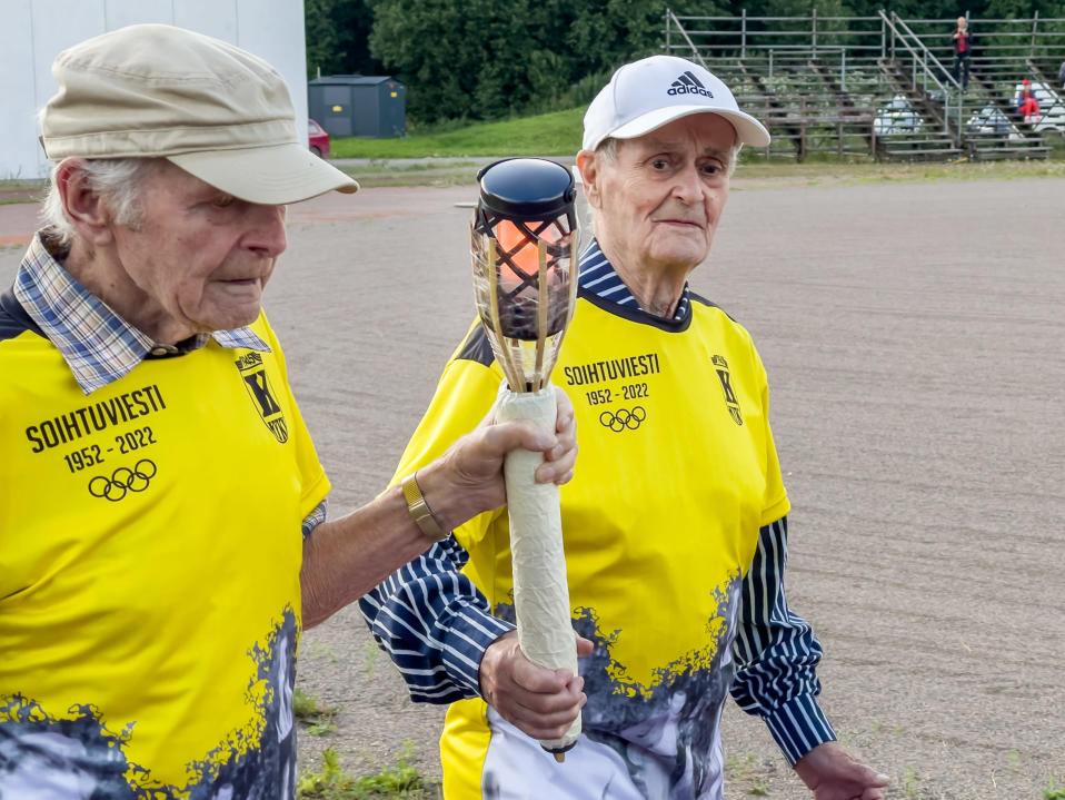 Matti V. Tamminen ja Pekkajukkala kantavat Soihtuviesti tapahtuman soihtua.