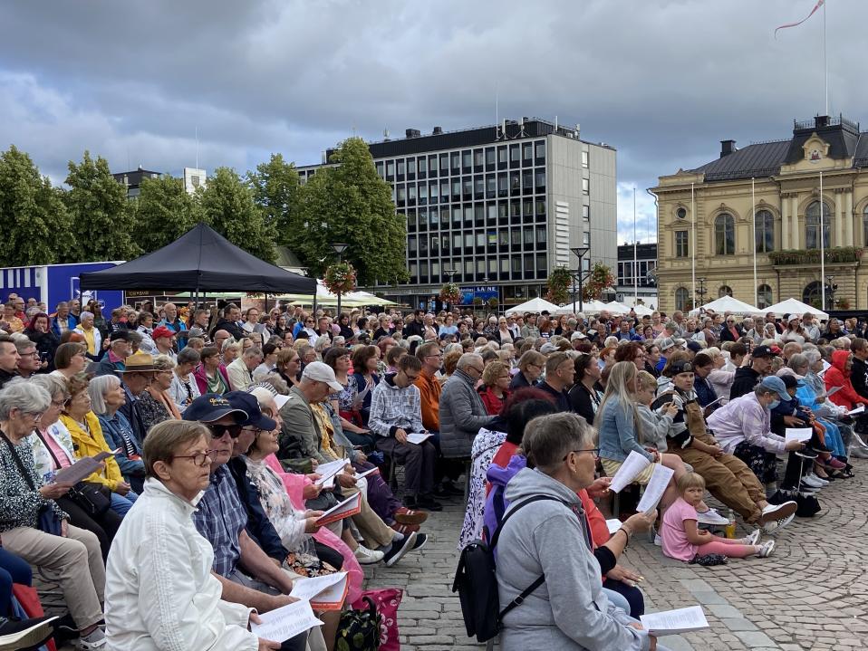 Yleisöä Hämeenlinnan torilla Vexi Salmen muistoksi järjestetyssä yhteislauluillassa.