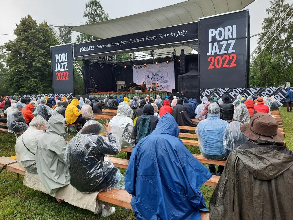 Yleisöä sadetakeissa Porin jazzfestivaalien katsomossa.