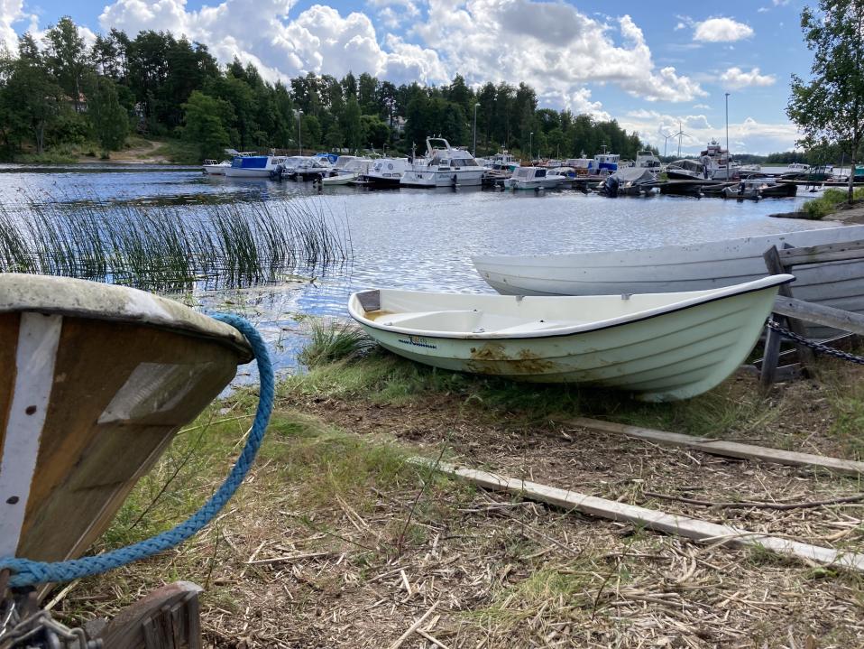 Kaksi venettä, toisen kyljessä ulostetta