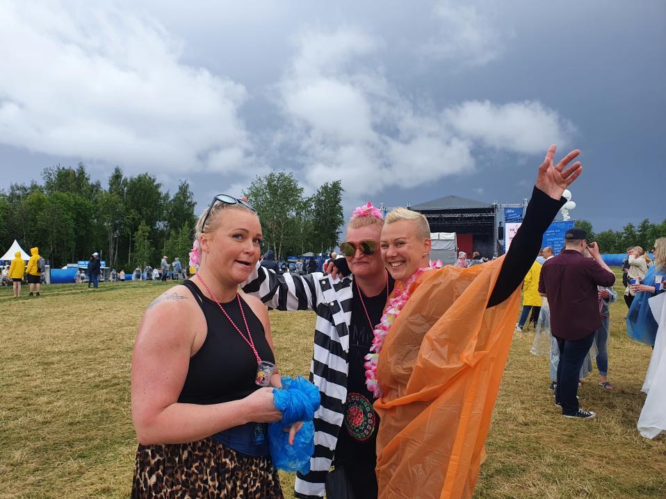 Vilma Mäkinen, Heli Moilanen ja Tiina Hippeläinen nauttimassa Suomipop-festivaalista.