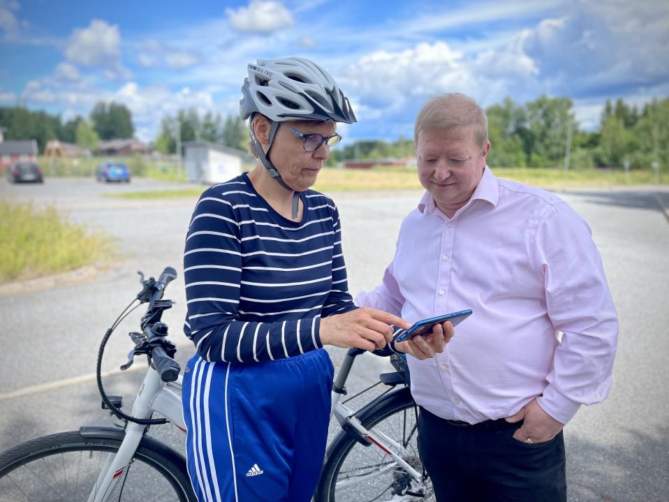 Loimaan kaupungin palvelusihteeri Heli Koivisto ja tekninen johtaja Antti Korte tutkivat Crowdsorsa-mobiilipeliä puhelimellaan.