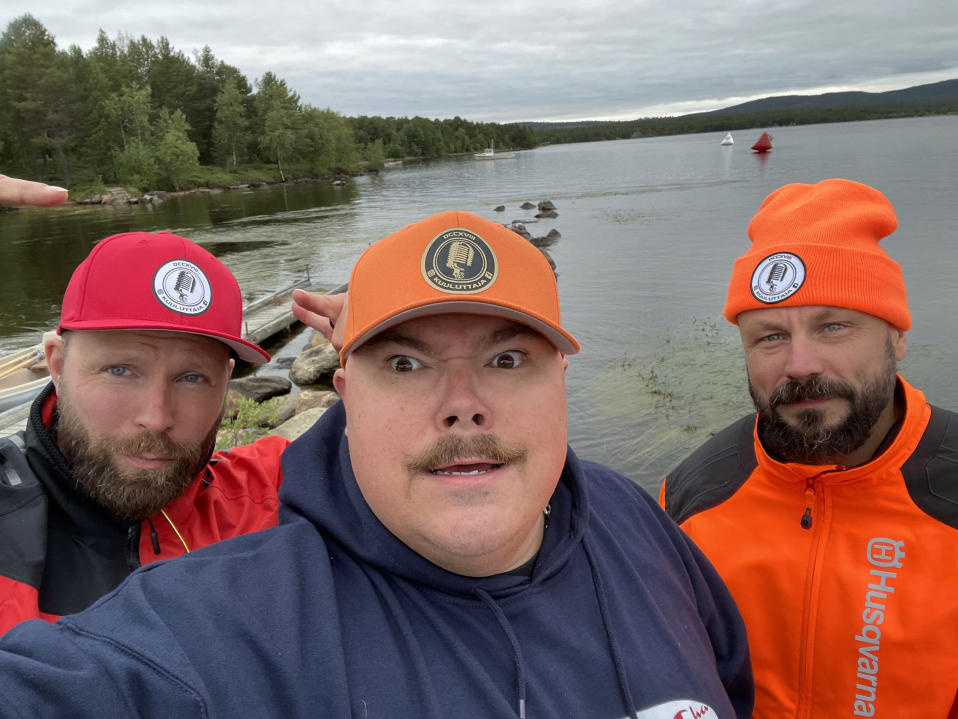 Watercross-kuuluttaja Jarkko Ylläsjärvi ja Madventures toimittajat Riku ja Tunna. 