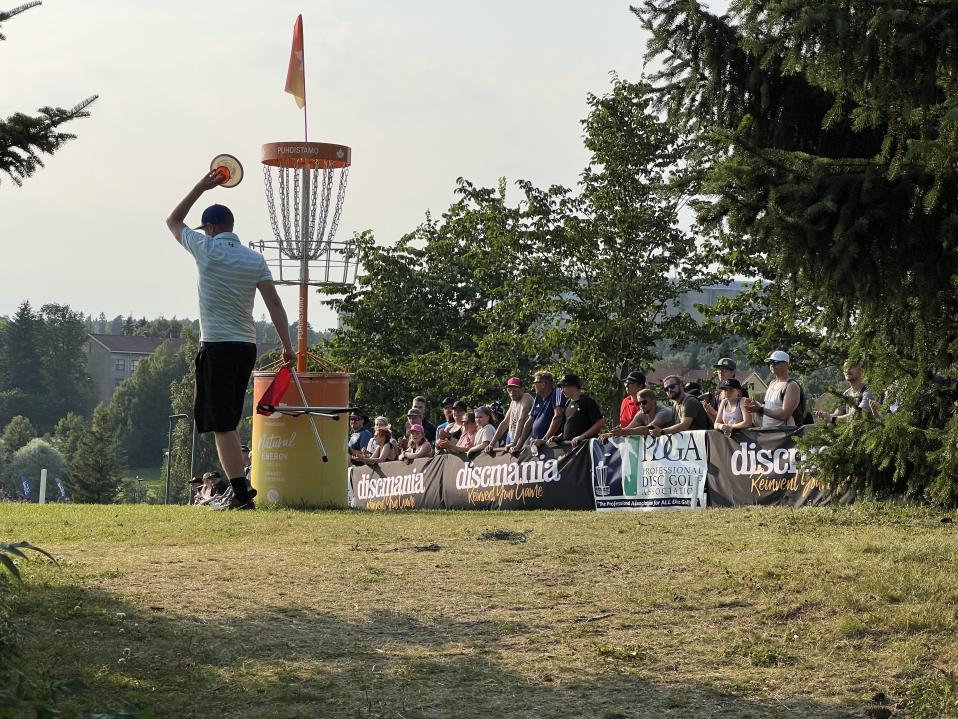 El mayor torneo de golf de disco de Europa atrae a miles de personas a Finlandia