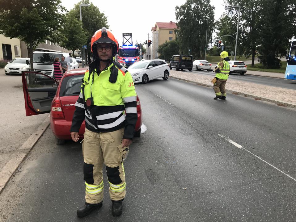 Pelastuslaitoksen työntekijä onnettomuuspaikalla.