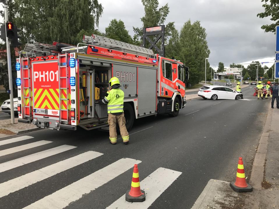 Paloauto/pelastuslaitoksen yksikkö onnettomuuspaikalla.