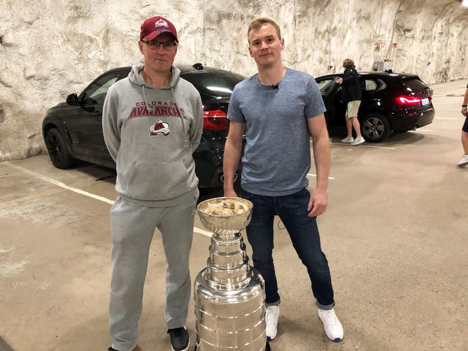 Ismo Lehkonen ja Artturi Lehkonen seisovat Stanley Cup pokaalin vieressä Turussa.