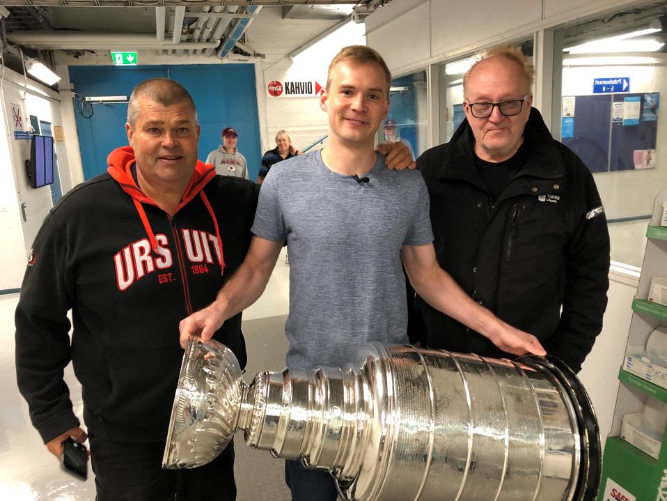 Kentänhoitajat Jari Lucenius ja Leif Vaine Stanley Cup -pokaalia pitävän Artturi Lehkosen kanssa.