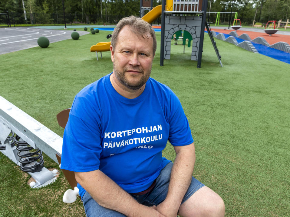 Kortepohjan päiväkodin johtaja Timo Korhonen istuu kiikussa päiväkodin pihassa.