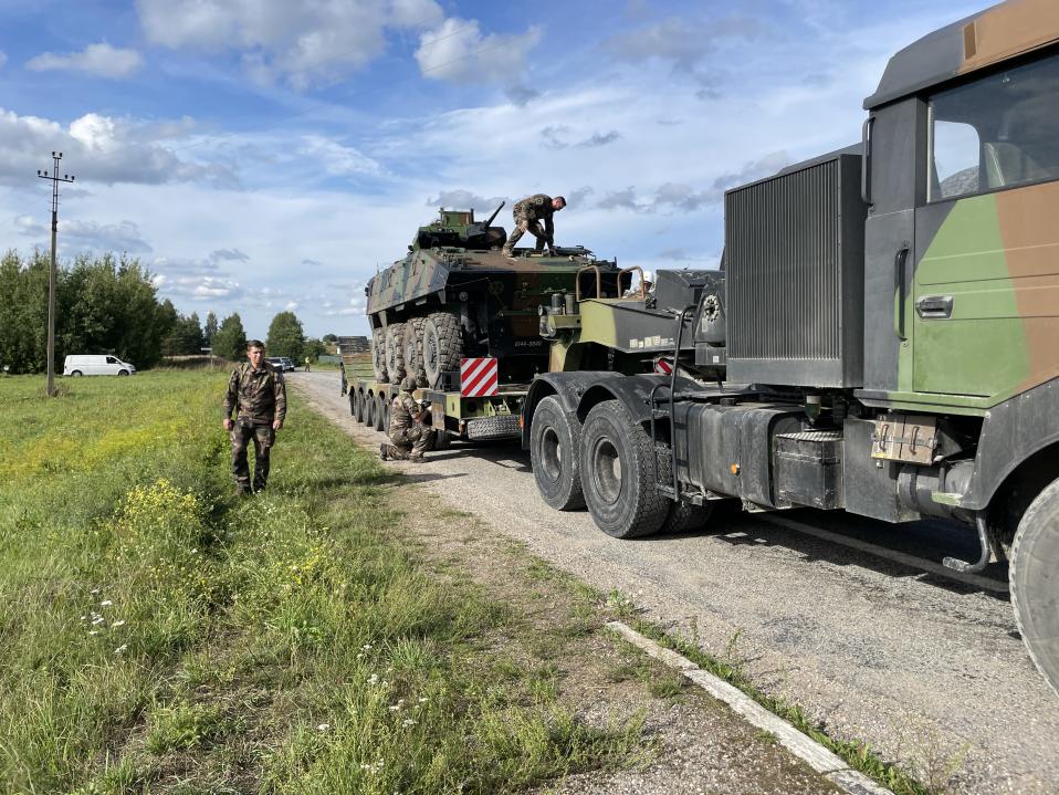 Ranskalaista panssariautoa laitetaan kuljetuslavetille Virossa.